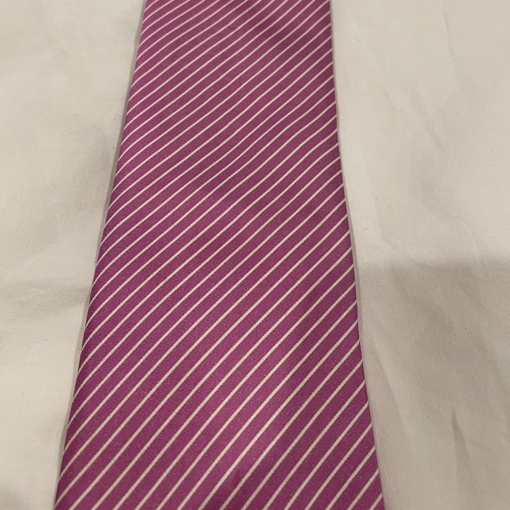 Men’s pink and white diagonal stripe silk necktie